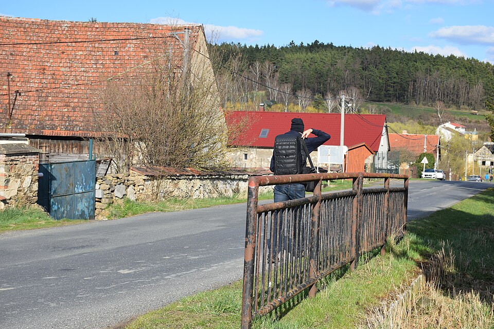Silnice do vsi v Třebčicích