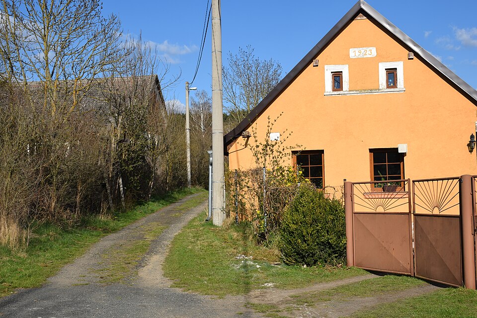 Chalupa u polní cesty v Třebčicích
