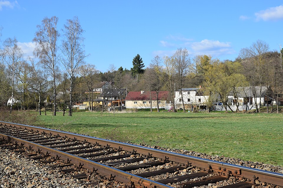 Trať a pohled na ves v Třebčicích