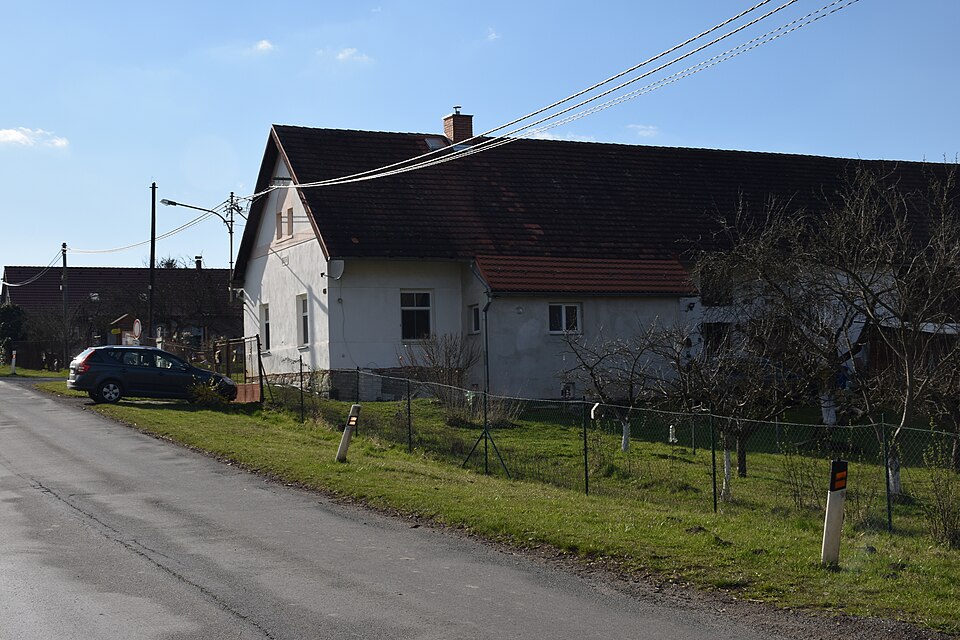 Ulice na kraji vsi v Třebčicích