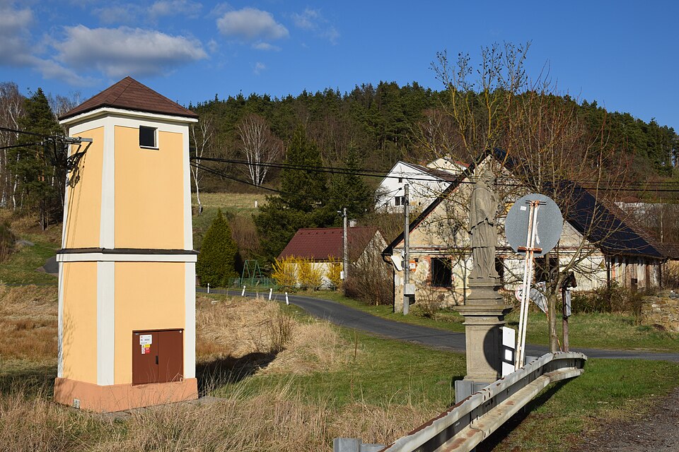 Trafostanice a socha sv. Jana Nepomuckého v Třebčicích