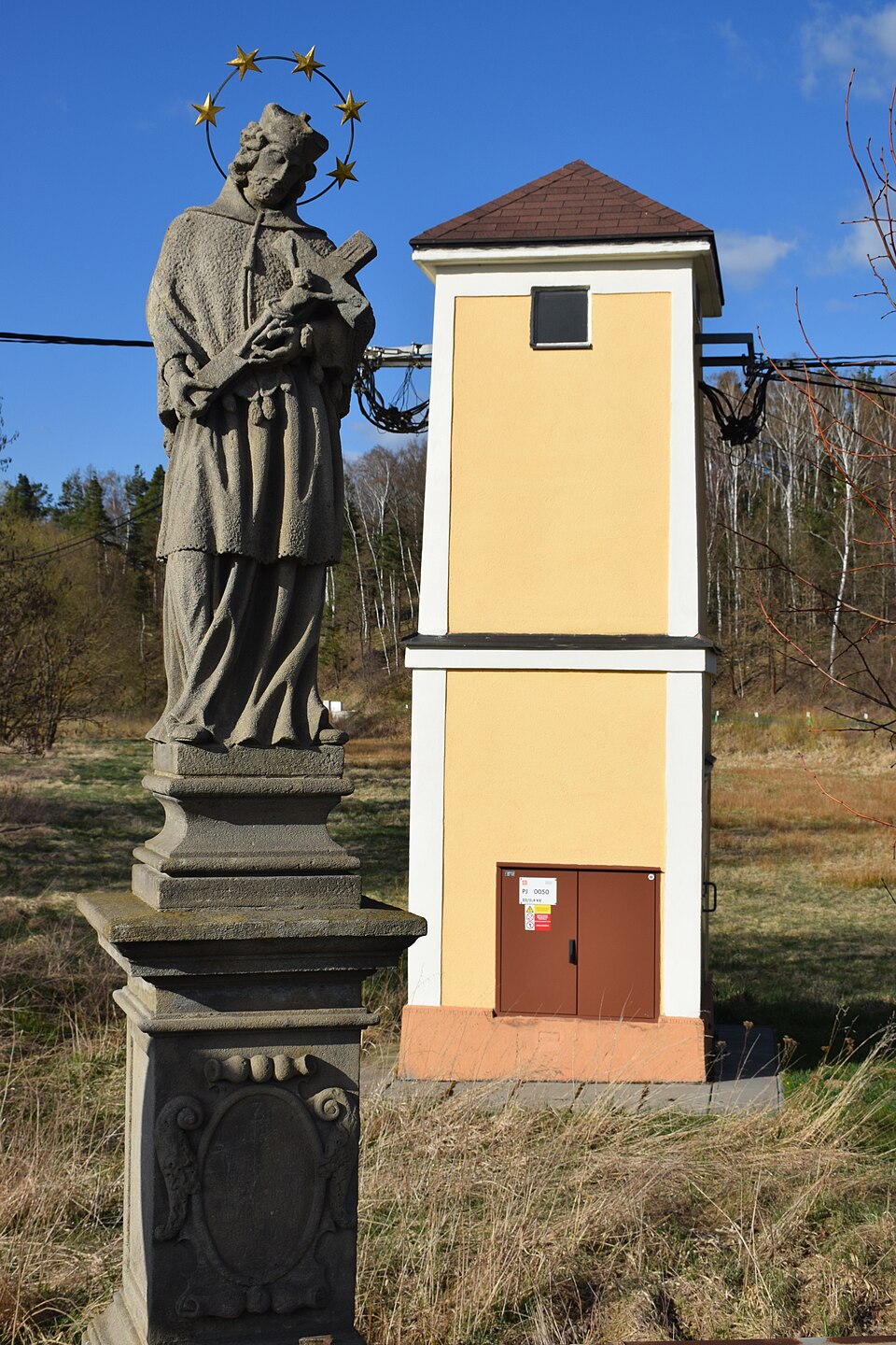 Socha sv. Jana Nepomuckého a trafostanice v Třebčicích